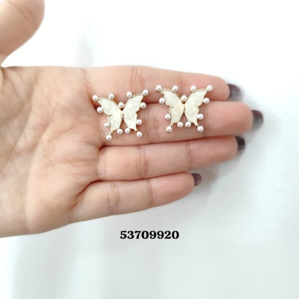 Aretes de Mariposa chapados en oro con perlas. 12 USD