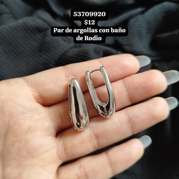 Aretes A.1 Las prendas plateadas, el material es una aleación con un baño de Rodio para proteger y darle color a la joya.