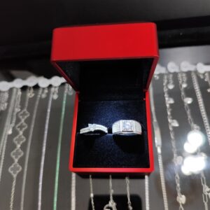 004 Caja con luz LED para joyas.